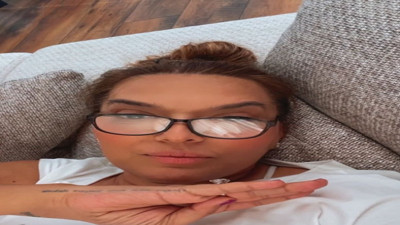 Demet Akalın yüzüğünü çıkardı. "Evi sildim süpürdüm"