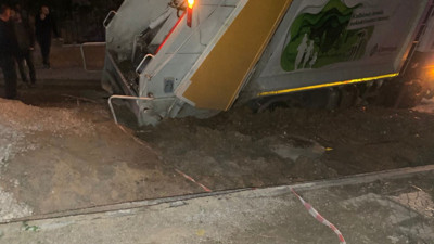 Ankara'da çamura saplanan çöp kamyonu işçilerin üzerine devrildi