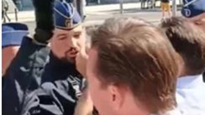 Polis memuru parti liderini tokatladı. Şrak diye ses çıktı