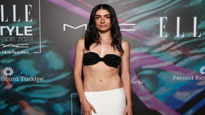 Hazar Ergüçlü kırmızı halıya siyah kurdeleyle çıktı. Kıyafet tercihi şaşkınlık yarattı