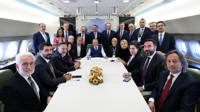 Reisin uçağındaki eski yağcılardan eser yok şimdi. Raf ömrü bitenler çöpe atıldı