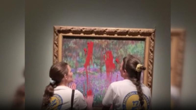Monet tablosuna boyalı saldırı