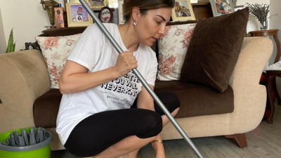 Burcu Kara temizledi annesi çekti. "Ne olursan kim olursan ol"