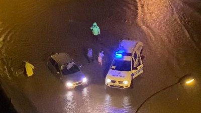 Göle dönen yolda mahsur kalan aracın imdadına trafik polisleri yetişti