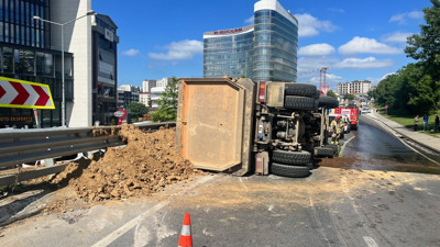 Pendik’te hafriyat kamyonu devrildi