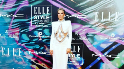 Şebnem Dönmez'in göğüs dekoltesi gündem oldu