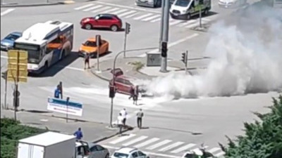 Kırmızı ışıkta beklerken alev alan otomobil yandı