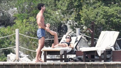 Pınar Deniz sevgilisine ayak masajı yaptırdı