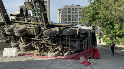 Kadıköy'de metro şantiyesinde vinç devrildi