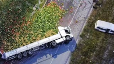 Karayolu karpuz tarlasına döndü