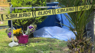 Satacağı çiçeklerin yanında öldü