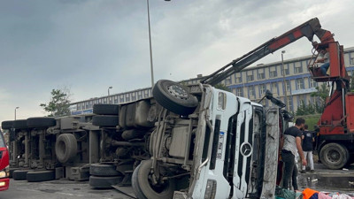 Kocaeli'de devrilen hurda yüklü tırın sürücüsü yaralandı