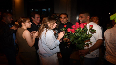 Teoman kız arkadaşlarıyla görüntülendi. Konser yorgunluğunu eğlenerek attı