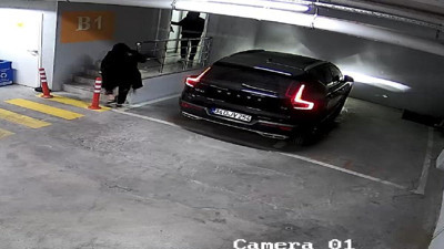 Peruk taktılar gözlükle kamufle olmaya çalıştılar ama polisten kurtulamadılar