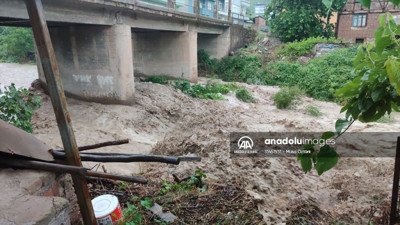 Bursa'da taşan dere evlere ve tarım alanlarına doldu