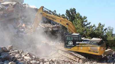 Hatay'da ağır hasarlı binaların yıkımına başlandı