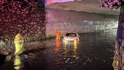 Suyla dolan alt geçitte araç mahsur kaldı