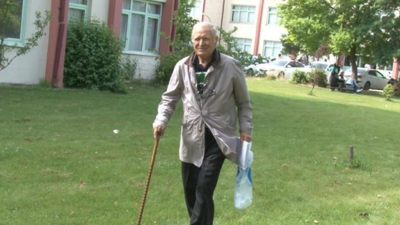 80 yaşındaki amca üniversite sınavına elinde bastonuyla girdi. 'Okumanın yaşı yok' dedi
