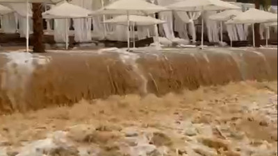 Tatil beldesini sel vurdu. Şelaleyi andıran manzara