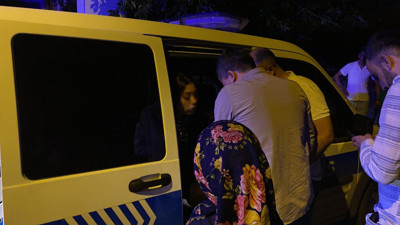 Genç kız önüne çıkanı bıçakladı