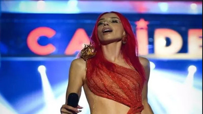 Gülşen bu sefer tamamen transparan giydi