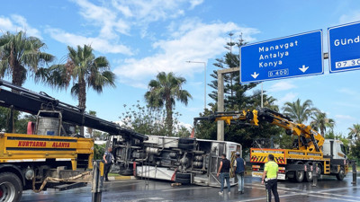 Otel çalışanlarını taşıyan midibüs devrildi: 13 yaralı
