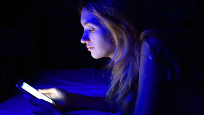 Telefon ekranları artık gözümüze zarar veremeyecek. Bomba özellik geliyor