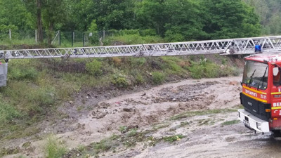 Selde mahsur kalan aileyi itfaiye ekipleri kurtardı