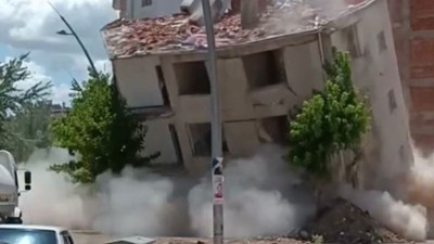 Koca bina tek dokunuşta yıkıldı