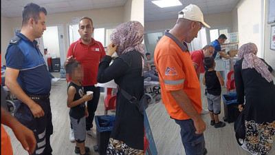 Boğazına şeker kaçan çocuğa itfaiye eri müdahale etti