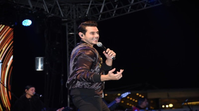 Ünlü şarkıcı orkestraya kadeh fırlattı