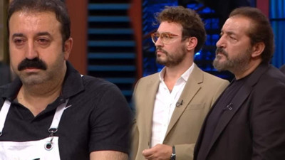 Masterchef yarışmacısından skandal hareket. Yarışmacı Mehmet Sur uçakta göğsünden şırdan çıkartıp yedi