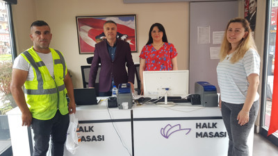 Parkı süpürürken bulduğu cüzdanı sahibine verdi. Aldığı ödül şok etti