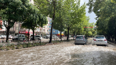 Konya'yı sağanak vurdu: Yollar göle döndü