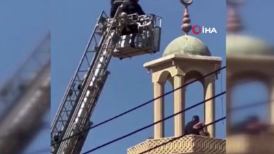 İntihar etmek için minareye çıkan adamı cemaat tekme tokat döverek hayata döndürdü