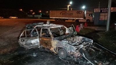 Yanan otomobilini bırakıp kaçtı: Araçtan piknik tüpü çıktı
