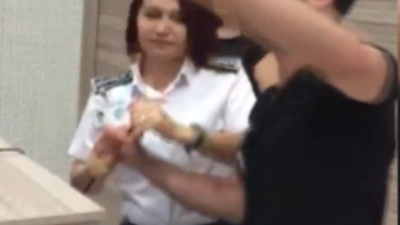 Üniversite mezuniyet töreninde İstiklal marşının yasaklandığı günler unutulmadı. Kim bu güvenlikçi kadın