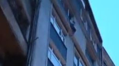 Çamaşır asan kadın balkonda asılı kaldı