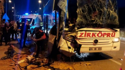 Yolcu otobüsü tuğla yüklü TIR'a çarptı: 1 ölü, 9 yaralı