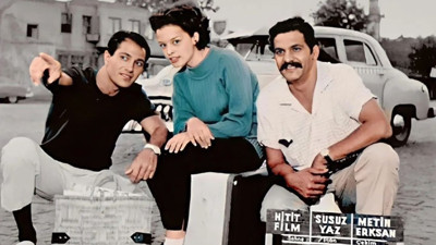 Fotoğraftaki kadın sanatçıyı tanıdınız mı? Giydiği ayakkabıya dikkatli bakın