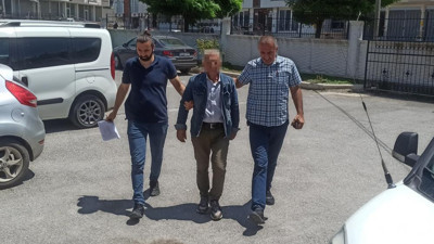 Balkondan sopayla çamaşırları çalıyordu. Yakalandı