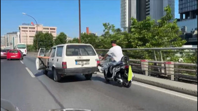 D-100'de yolda kalan otomobile ilginç yardım kamerada