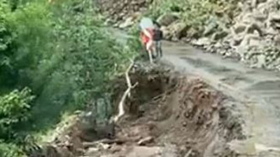 Giresun'da heyelan yol çökertti