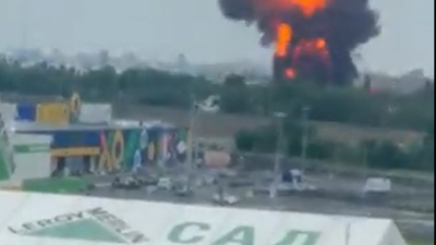 Wagner’in taarruz başlattığı kentten siyah dumanlar yükseliyor