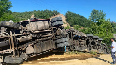 Saman yüklü tır devrildi