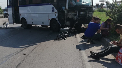 Servis otobüsü traktörle çarpıştı