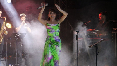 Melek Mosso kendisine sarılmak isteyen başkanı uyardı. "Sonra sıkıntı olmasın"