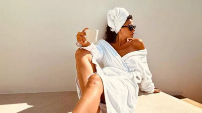 Demet Özdemir'in bornozlu pozları sosyal medyayı alevlendirdi