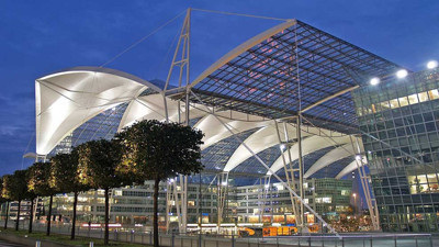 Münih havalimanında zor anlar. Yolcu polisin kolunu ısırdı