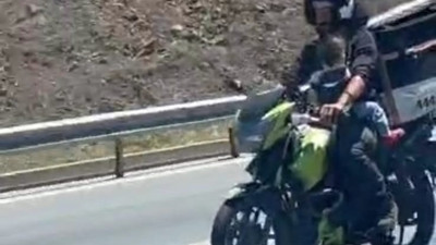 Motosikletli kuryenin bebekli yolculuğu kamerada